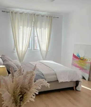 Center Thebeeapartment, Myslym Shyri