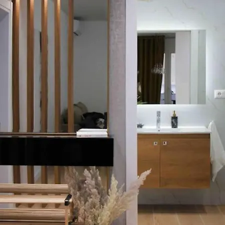 Center Thebeeapartment, Myslym Shyri *