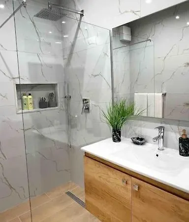 Center Thebeeapartment, Myslym Shyri